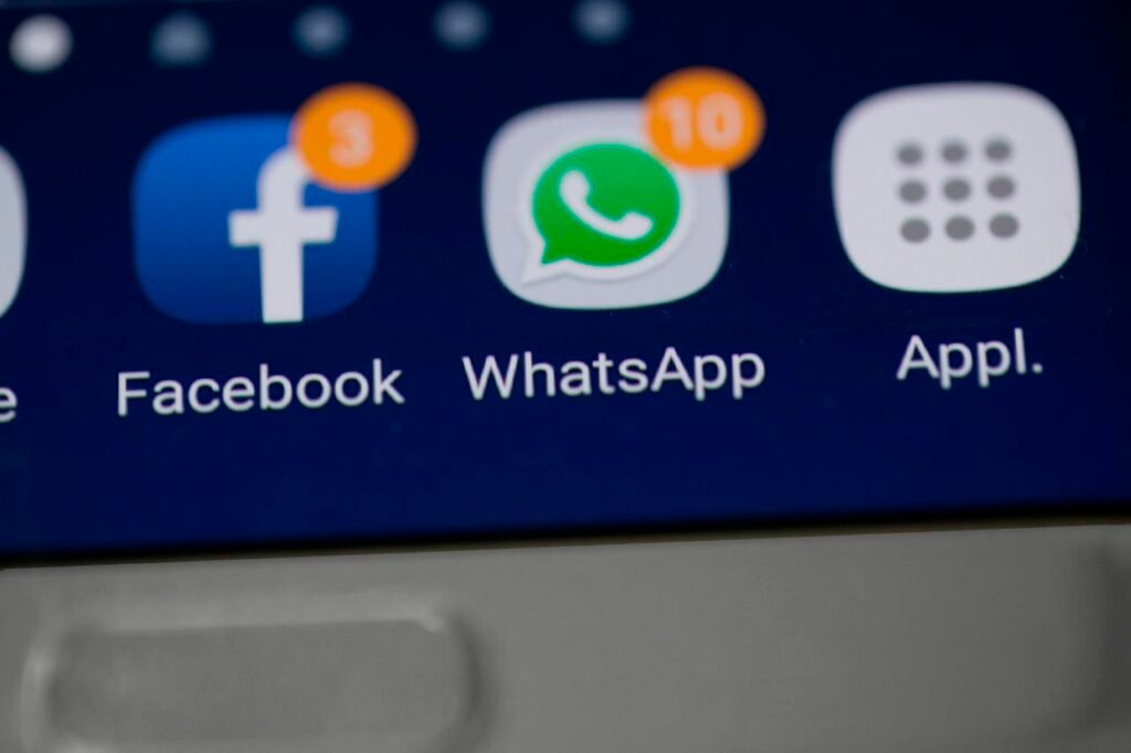 Teléfono móvil con logos de Facebook y WhatsApp