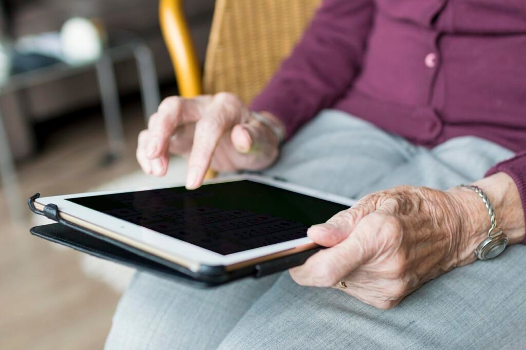 Anciana con una tablet